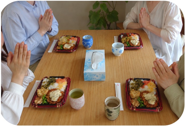 皆で昼食を食べます。